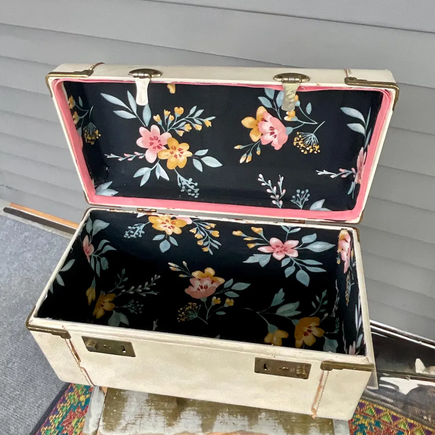 Marbled Off-White Vintage Hard Train Case With Bronze Metal Hardware, Floral Printed Fabric Lining And Protective Base Metal Feet
